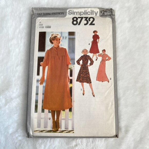 2 Simplicity Sewing Patterns - Picture 2 of 5